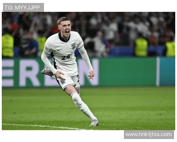 足球巨星泪洒赛场背后的辛酸与坚持瞬间揭示心路历程